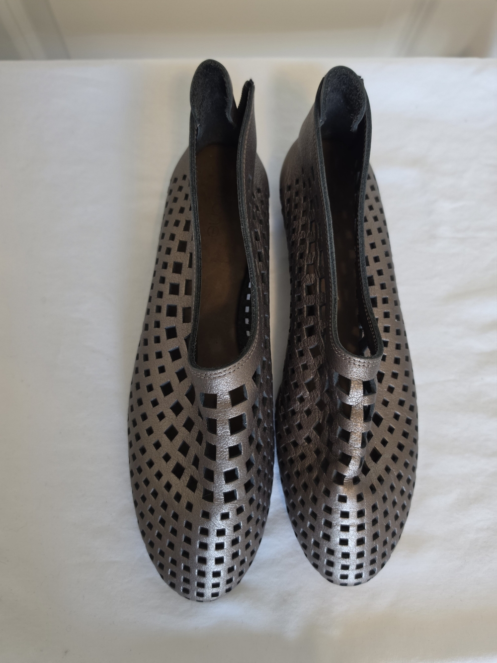ARCHE NIRICK METALLIC NUBUCK LEATHER PERFORATED FLATS SIZE 8